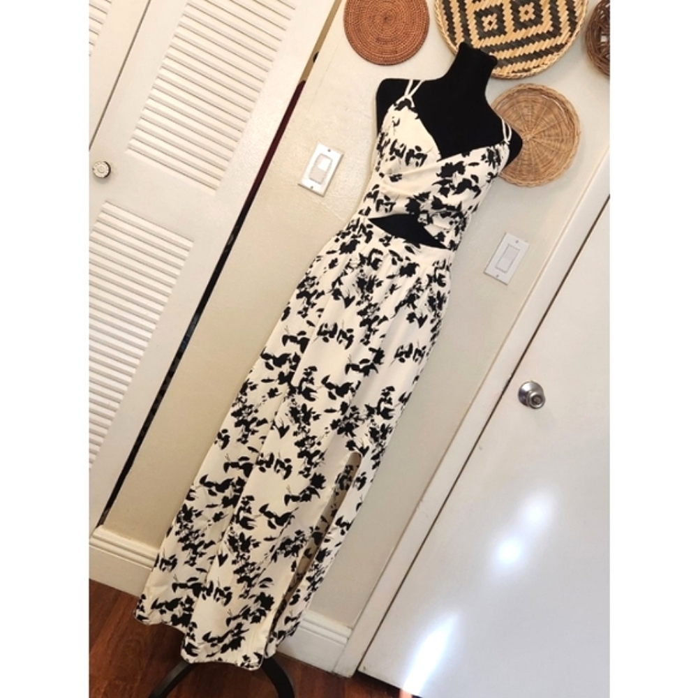 LAST ONE! Black And White Sleeveless Maxi Dress With Cutout - Picture 2 of 11